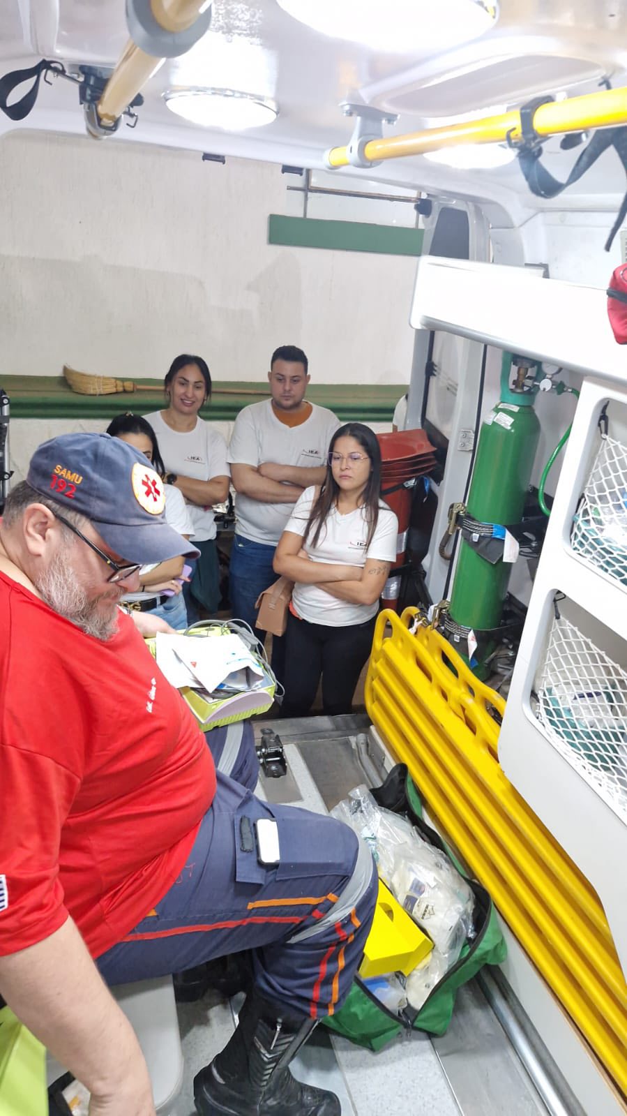 Alunos praticando procedimentos de enfermagem