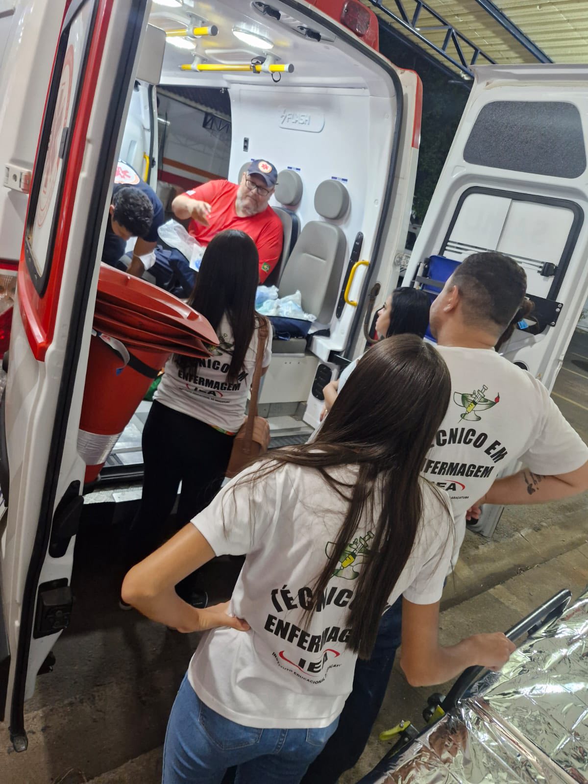 Momento de aula em grupo no IEA Araçatuba